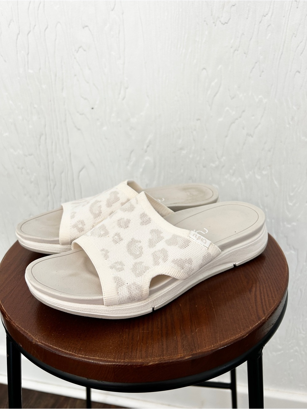 RYKA Triumph Slide Sandals White Leopard Sz 7 Comfort Recovery Beach Summer